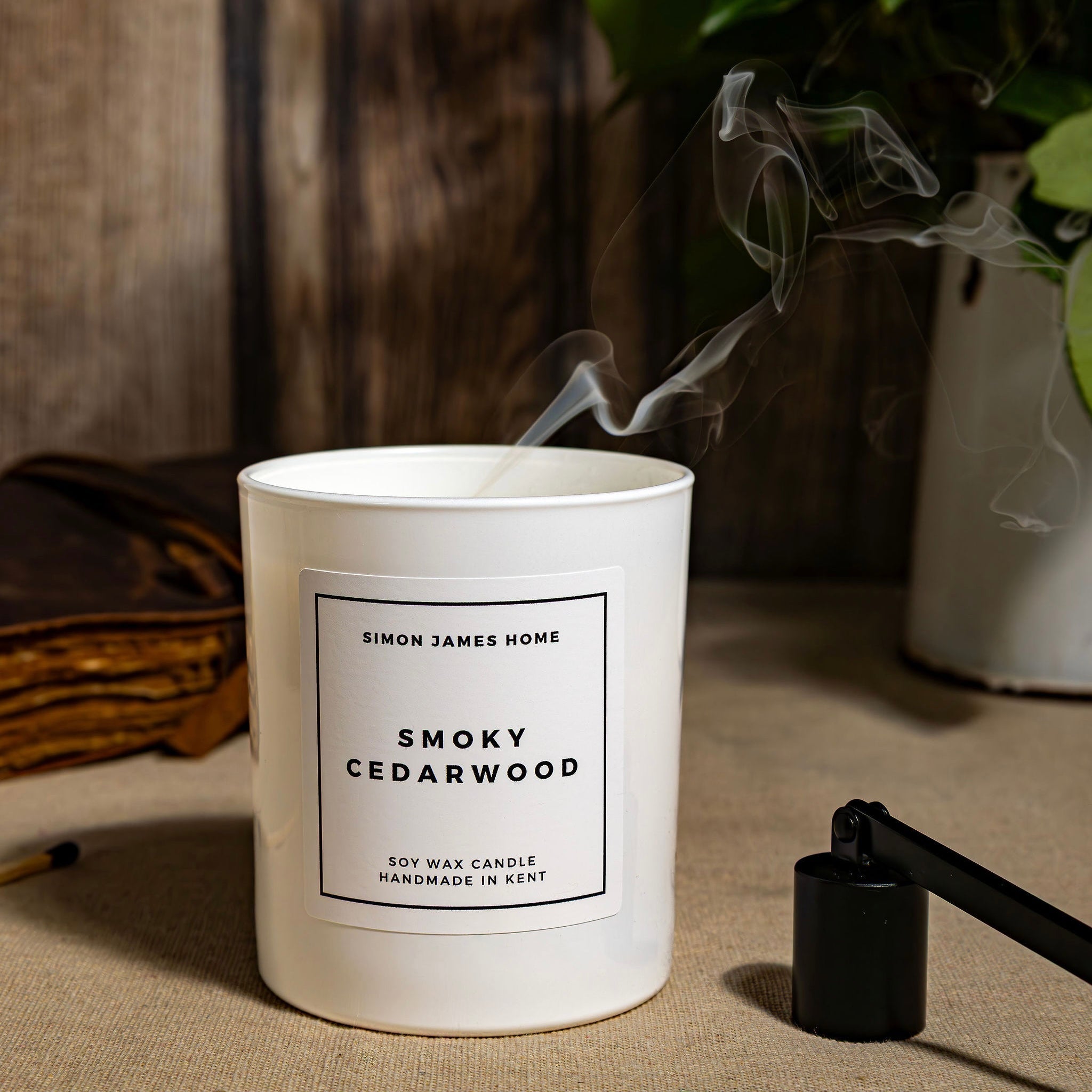 Smoky Cedarwood Candle - Miola