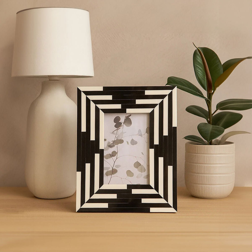 Donato 4In X 6In Black And White Stripe Photo Frame - Miola