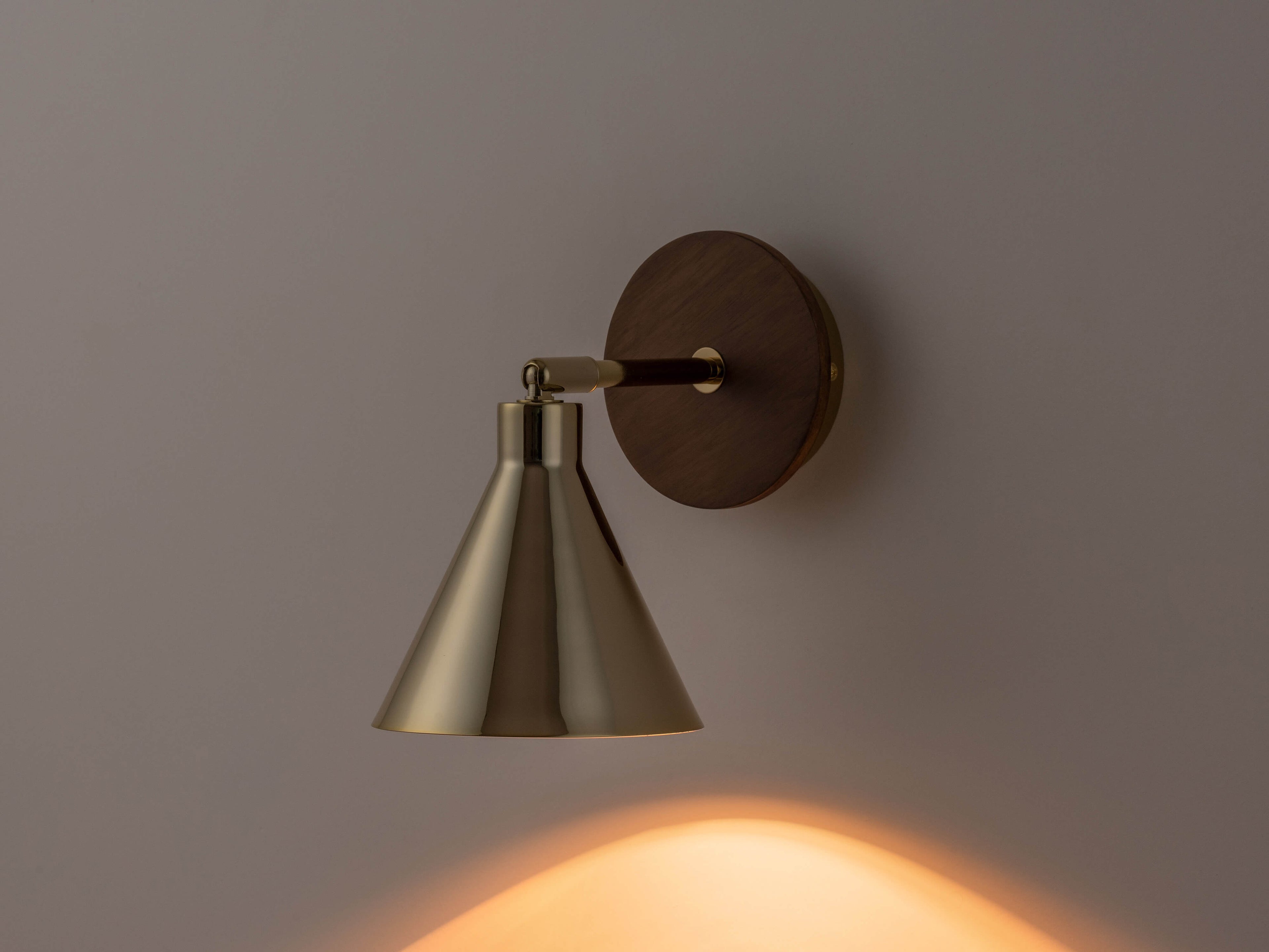 Brass cone wall light - Miola