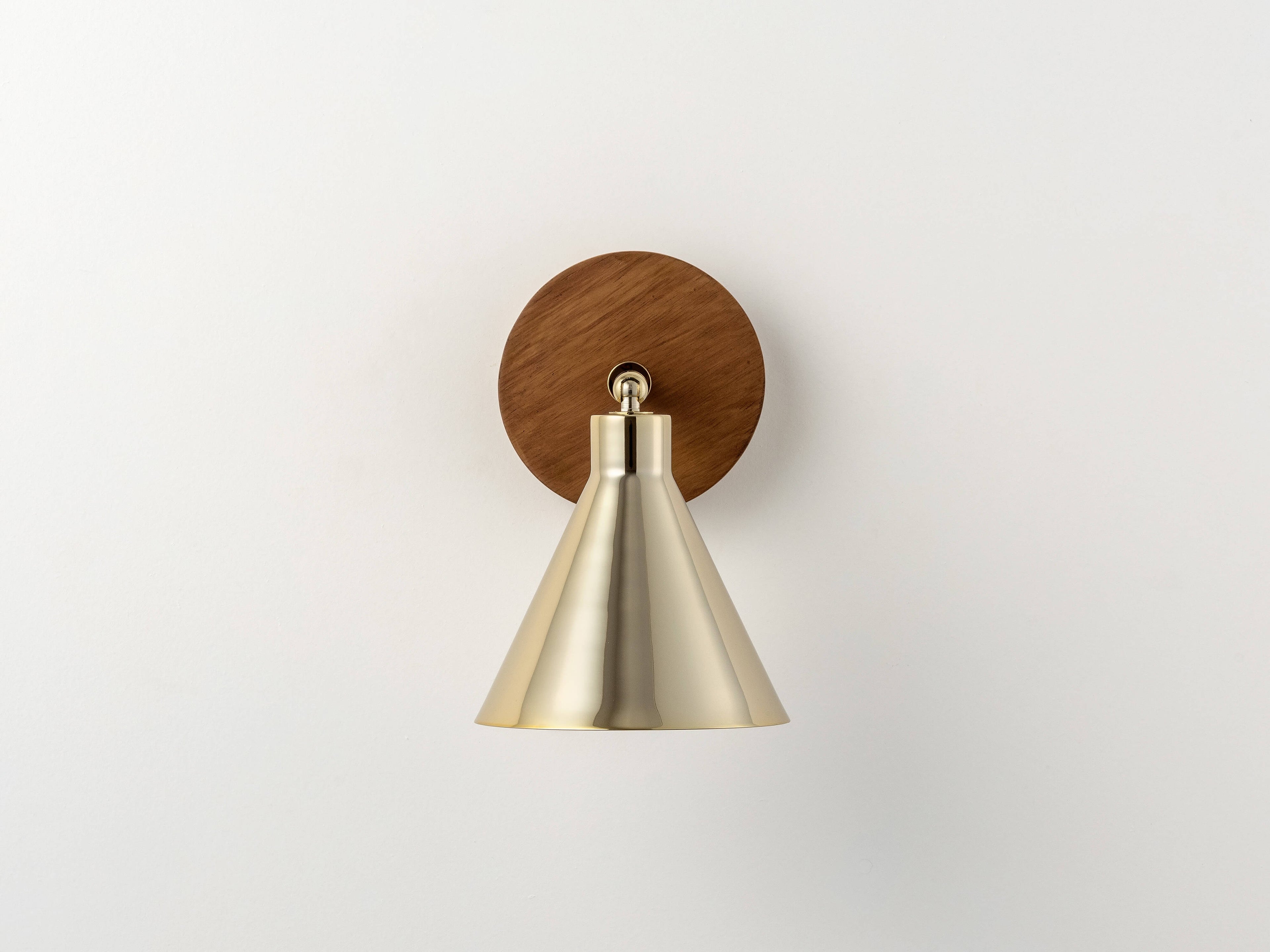 Brass cone wall light - Miola