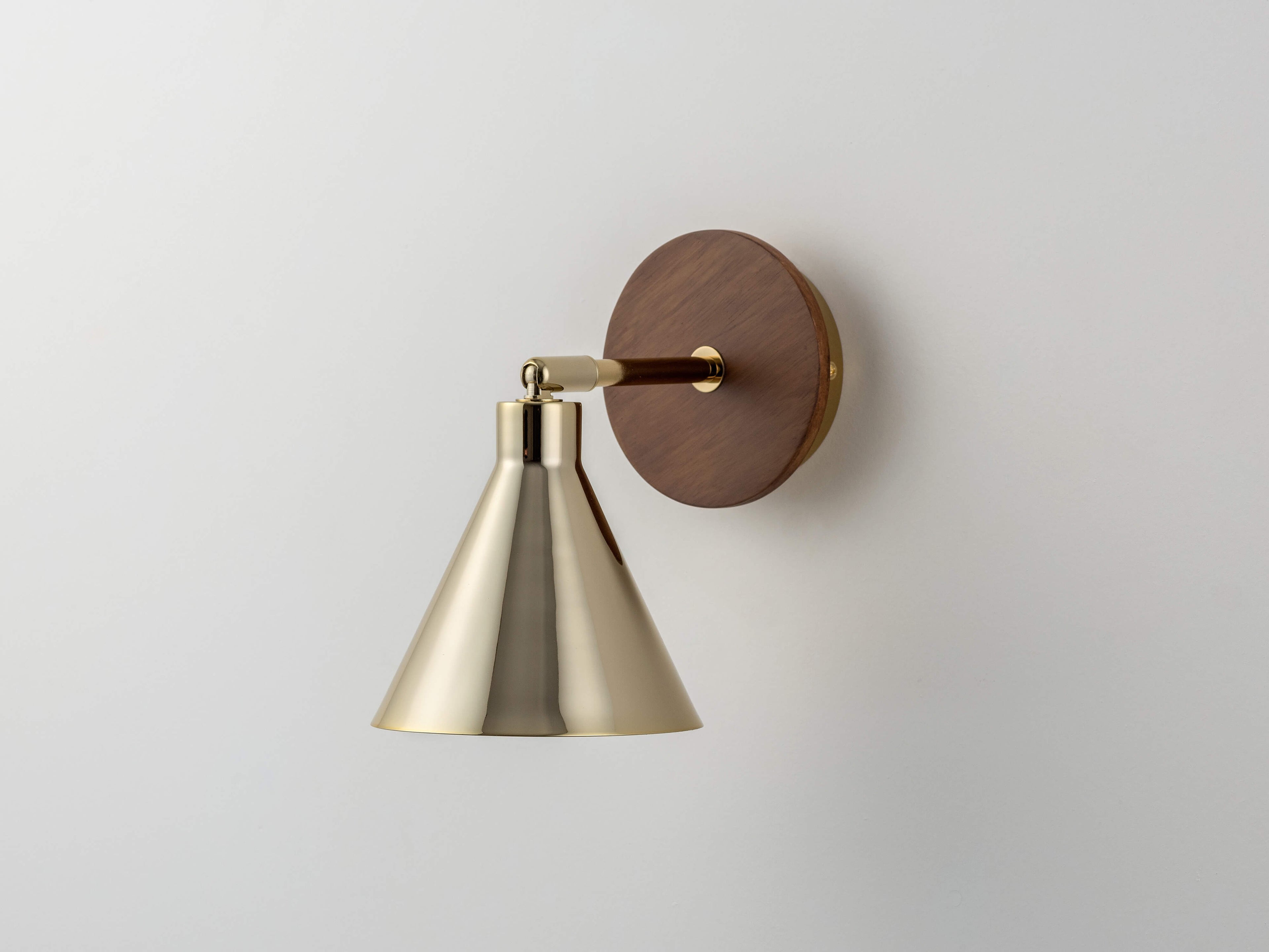 Brass cone wall light - Miola
