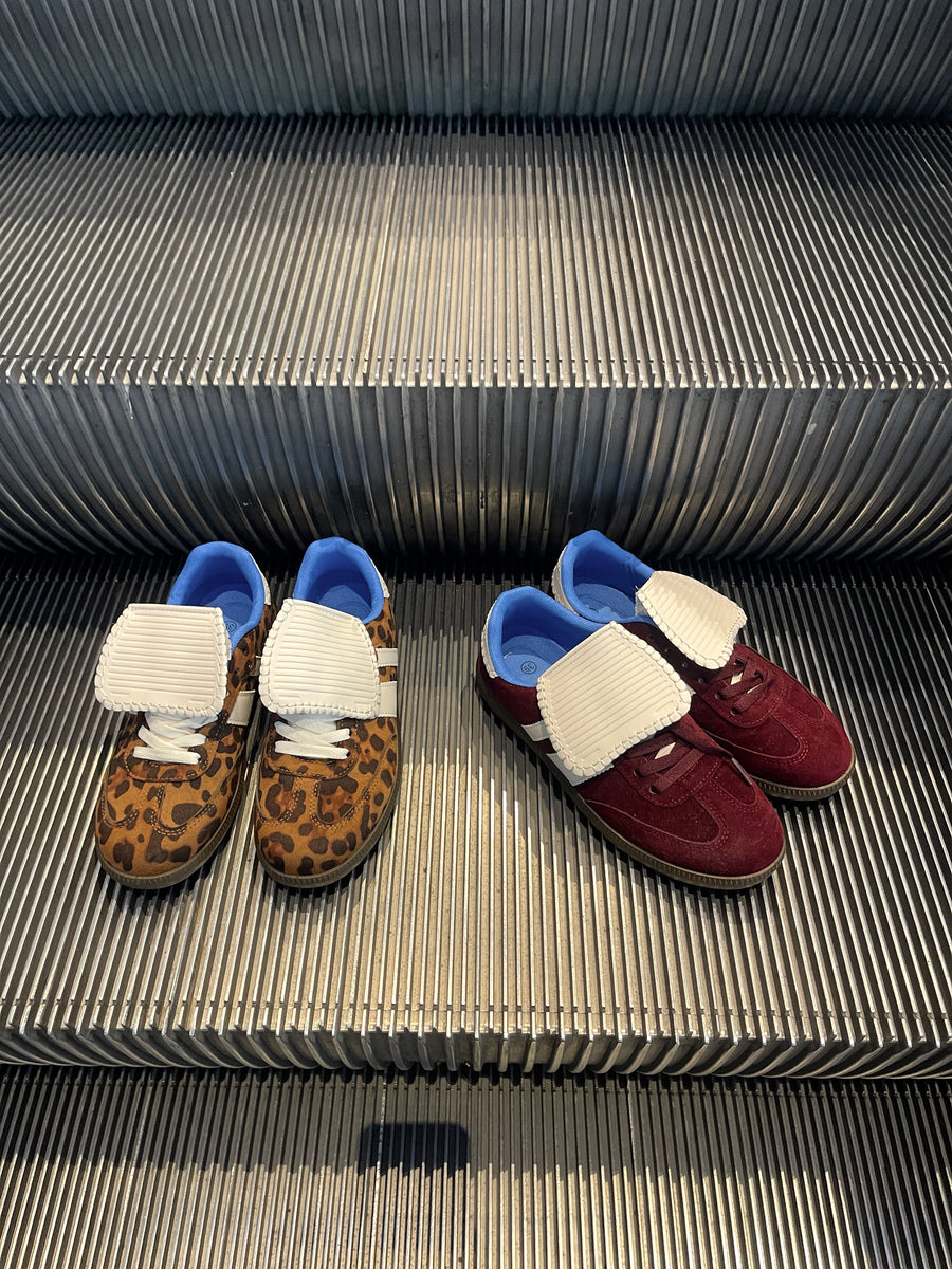 Lace-Up Flip Tongue Round Toe Trainers