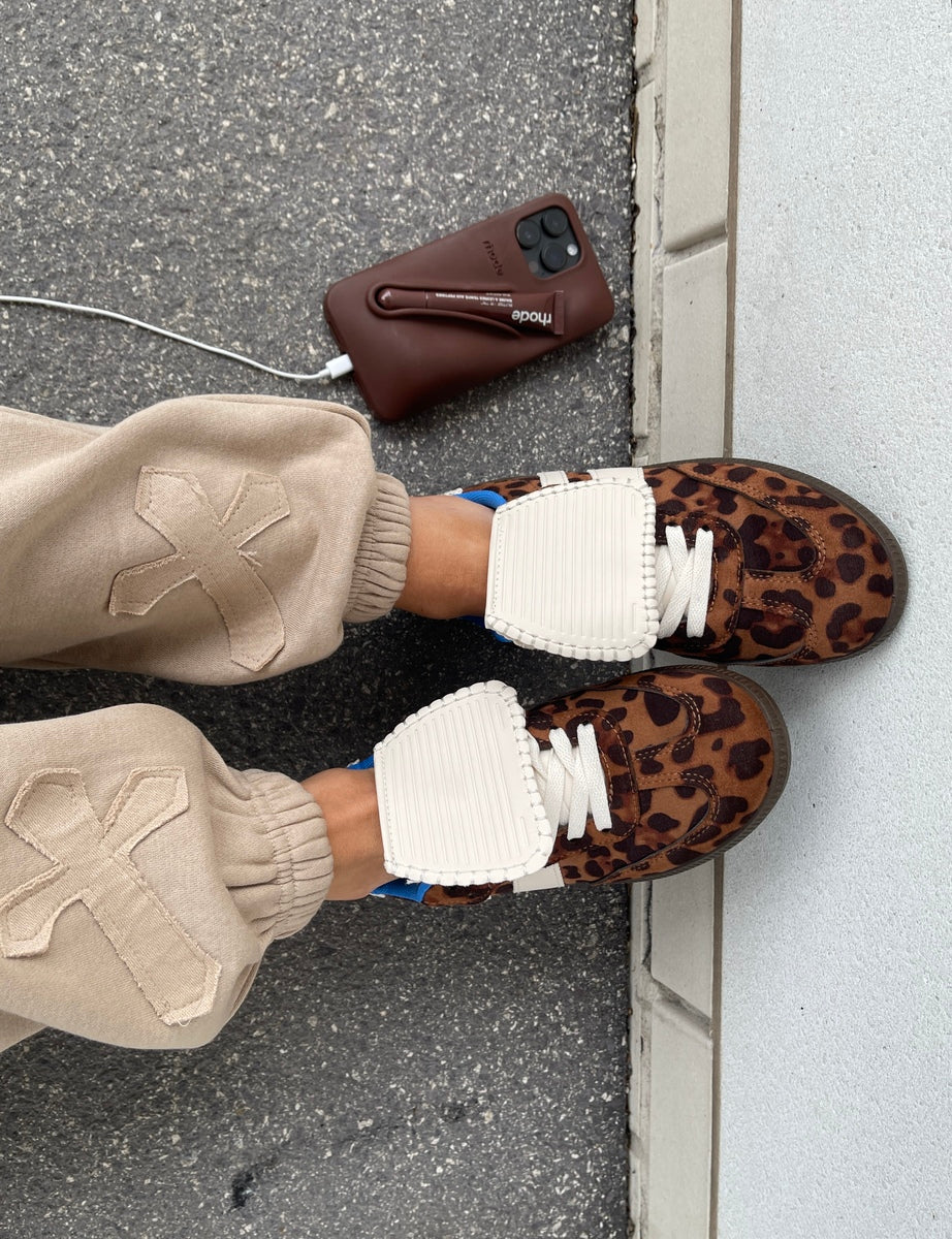 Lace-Up Flip Tongue Round Toe Trainers